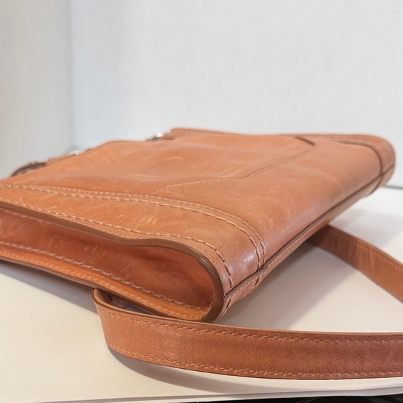 Elegant Tan Leather Shoulder Bag - Picture 6 of 7